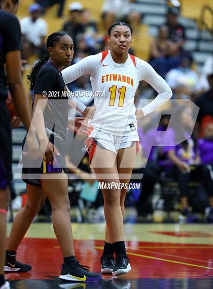 Thumbnail 3 in Lynwood vs. Etiwanda (CIF State 1-AA Regional Final) photogallery.