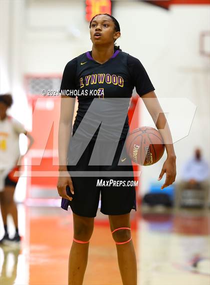 Thumbnail 2 in Lynwood vs. Etiwanda (CIF State 1-AA Regional Final) photogallery.