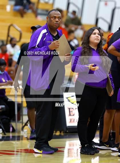 Thumbnail 1 in Lynwood vs. Etiwanda (CIF State 1-AA Regional Final) photogallery.