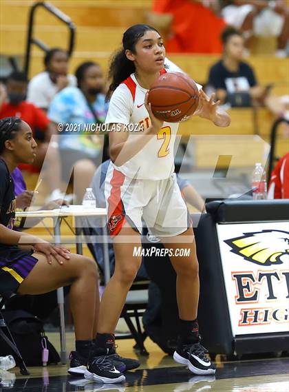 Thumbnail 1 in Lynwood vs. Etiwanda (CIF State 1-AA Regional Final) photogallery.
