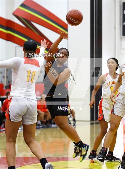 Thumbnail 3 in Lynwood vs. Etiwanda (CIF State 1-AA Regional Final) photogallery.