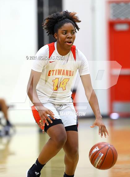 Thumbnail 3 in Lynwood vs. Etiwanda (CIF State 1-AA Regional Final) photogallery.