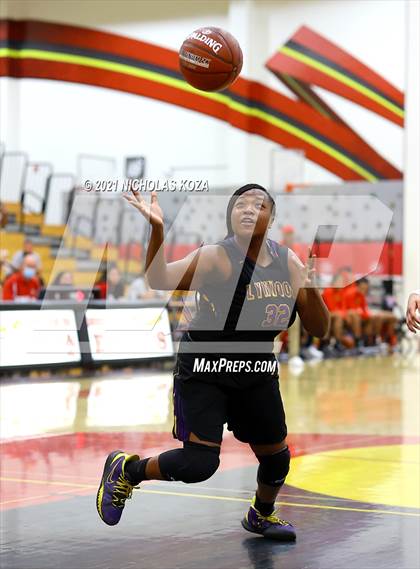 Thumbnail 1 in Lynwood vs. Etiwanda (CIF State 1-AA Regional Final) photogallery.