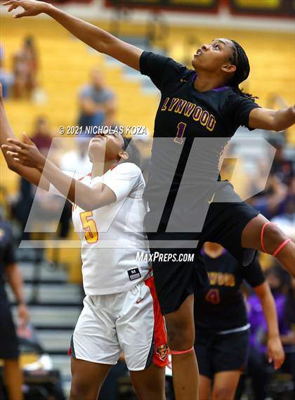 Thumbnail 2 in Lynwood vs. Etiwanda (CIF State 1-AA Regional Final) photogallery.