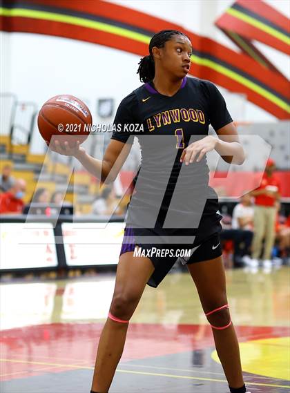 Thumbnail 3 in Lynwood vs. Etiwanda (CIF State 1-AA Regional Final) photogallery.