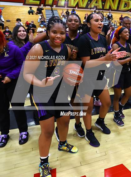 Thumbnail 3 in Lynwood vs. Etiwanda (CIF State 1-AA Regional Final) photogallery.