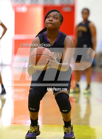 Thumbnail 2 in Lynwood vs. Etiwanda (CIF State 1-AA Regional Final) photogallery.