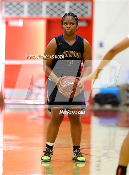 Thumbnail 3 in Lynwood vs. Etiwanda (CIF State 1-AA Regional Final) photogallery.