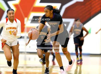 Thumbnail 3 in Lynwood vs. Etiwanda (CIF State 1-AA Regional Final) photogallery.