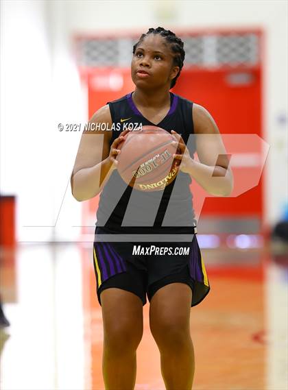 Thumbnail 1 in Lynwood vs. Etiwanda (CIF State 1-AA Regional Final) photogallery.