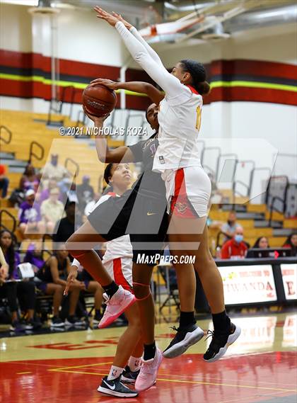 Thumbnail 2 in Lynwood vs. Etiwanda (CIF State 1-AA Regional Final) photogallery.