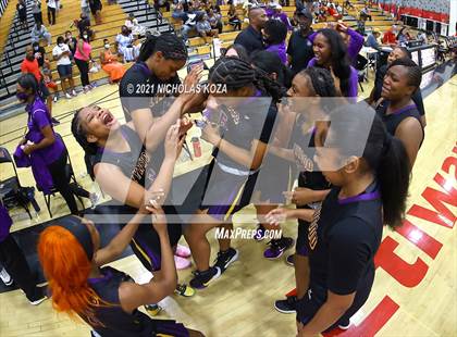 Thumbnail 3 in Lynwood vs. Etiwanda (CIF State 1-AA Regional Final) photogallery.