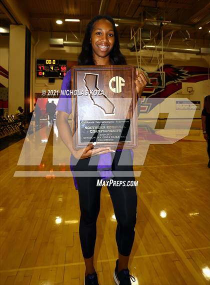 Thumbnail 3 in Lynwood vs. Etiwanda (CIF State 1-AA Regional Final) photogallery.