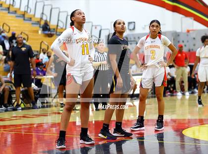 Thumbnail 2 in Lynwood vs. Etiwanda (CIF State 1-AA Regional Final) photogallery.