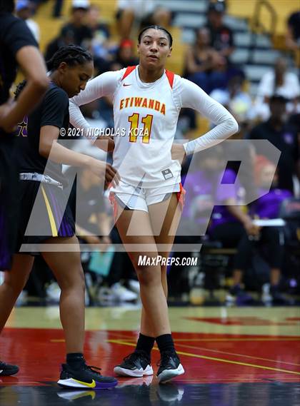 Thumbnail 2 in Lynwood vs. Etiwanda (CIF State 1-AA Regional Final) photogallery.