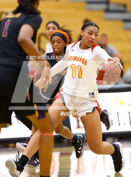 Thumbnail 1 in Lynwood vs. Etiwanda (CIF State 1-AA Regional Final) photogallery.