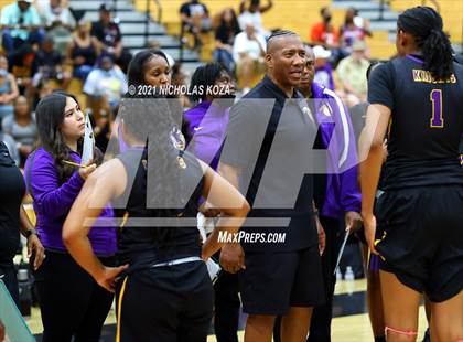 Thumbnail 2 in Lynwood vs. Etiwanda (CIF State 1-AA Regional Final) photogallery.