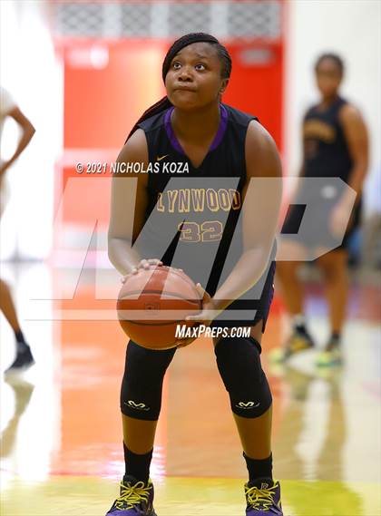 Thumbnail 1 in Lynwood vs. Etiwanda (CIF State 1-AA Regional Final) photogallery.