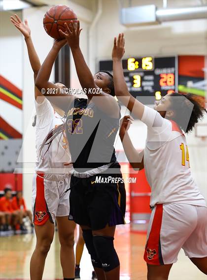Thumbnail 2 in Lynwood vs. Etiwanda (CIF State 1-AA Regional Final) photogallery.
