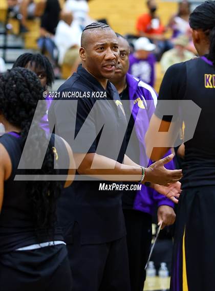 Thumbnail 2 in Lynwood vs. Etiwanda (CIF State 1-AA Regional Final) photogallery.