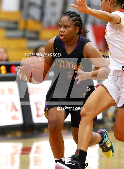 Thumbnail 2 in Lynwood vs. Etiwanda (CIF State 1-AA Regional Final) photogallery.