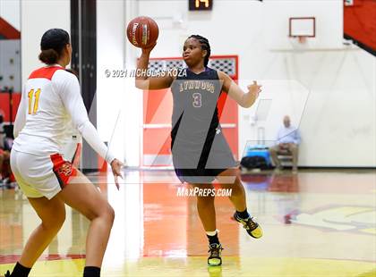 Thumbnail 3 in Lynwood vs. Etiwanda (CIF State 1-AA Regional Final) photogallery.