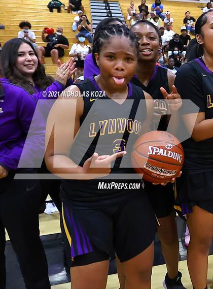 Thumbnail 2 in Lynwood vs. Etiwanda (CIF State 1-AA Regional Final) photogallery.