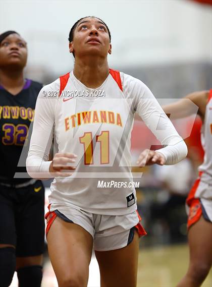 Thumbnail 3 in Lynwood vs. Etiwanda (CIF State 1-AA Regional Final) photogallery.