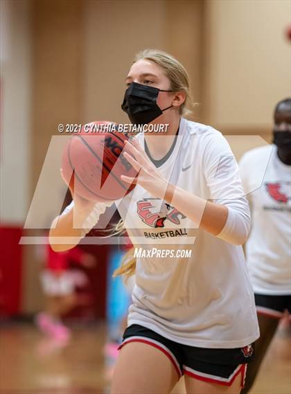 Thumbnail 1 in Regis Jesuit vs Eaglecrest (CHSAA 5A 1st Round Playoff) photogallery.