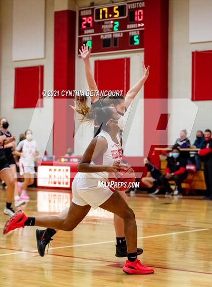 Thumbnail 3 in Regis Jesuit vs Eaglecrest (CHSAA 5A 1st Round Playoff) photogallery.