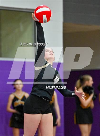 Thumbnail 1 in McGregor vs Groesbeck (UIL 3A Bi-District) photogallery.