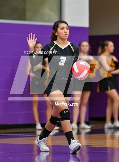 Thumbnail 2 in McGregor vs Groesbeck (UIL 3A Bi-District) photogallery.