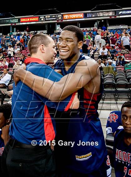 Thumbnail 2 in Modesto Christian vs. Sacramento (CIF SJS D2 Final) photogallery.