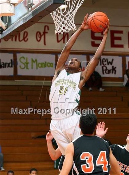 Thumbnail 2 in Beverly Hills vs. Narbonne (Sea Hawk Classic) photogallery.