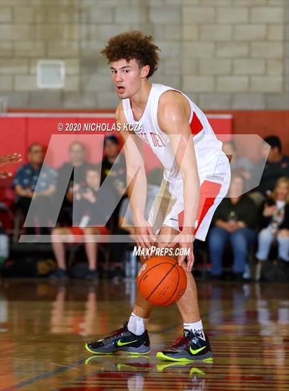 Thumbnail 2 in Whitney Young vs. Mater Dei (Nike Extravaganza) photogallery.