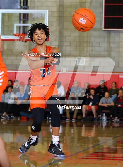 Thumbnail 2 in Whitney Young vs. Mater Dei (Nike Extravaganza) photogallery.