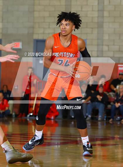 Thumbnail 1 in Whitney Young vs. Mater Dei (Nike Extravaganza) photogallery.