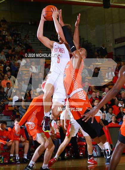 Thumbnail 2 in Whitney Young vs. Mater Dei (Nike Extravaganza) photogallery.