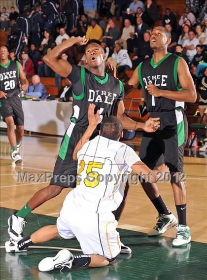 Thumbnail 3 in Farmingdale vs Uniondale (Class AA Semifinal) photogallery.