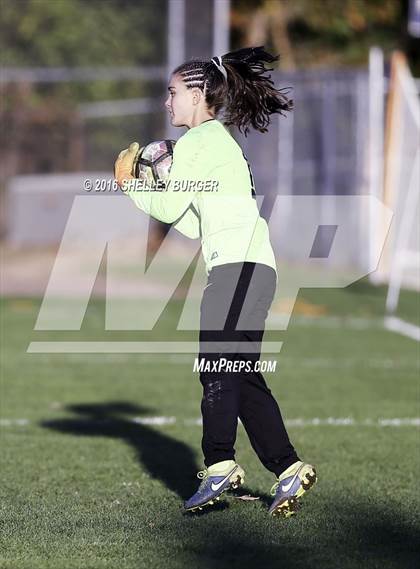 Thumbnail 3 in Staples vs Darien (FCIAC Quarterfinal) photogallery.