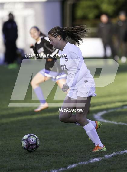 Thumbnail 2 in Staples vs Darien (FCIAC Quarterfinal) photogallery.