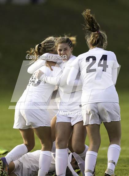 Thumbnail 3 in Staples vs Darien (FCIAC Quarterfinal) photogallery.