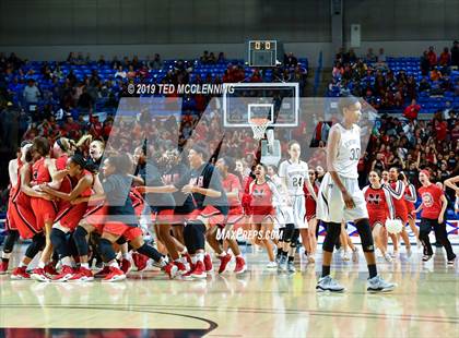 Thumbnail 3 in Bentonville vs Northside (AAA 6A State Final) photogallery.