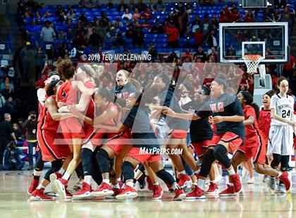 Thumbnail 2 in Bentonville vs Northside (AAA 6A State Final) photogallery.