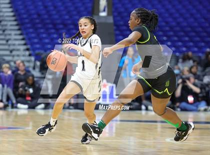 Thumbnail 2 in Clark vs. DeSoto (UIL 6A State Semifinal) photogallery.
