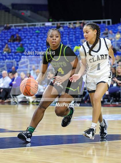 Thumbnail 2 in Clark vs. DeSoto (UIL 6A State Semifinal) photogallery.