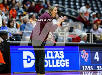 Thumbnail 1 in Johnson City vs. Wink (UIL 2A Volleyball Division I Final) photogallery.
