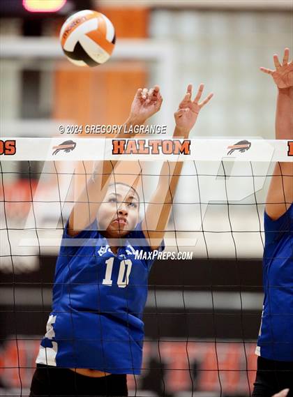 Thumbnail 1 in Sam Houston vs Haltom photogallery.