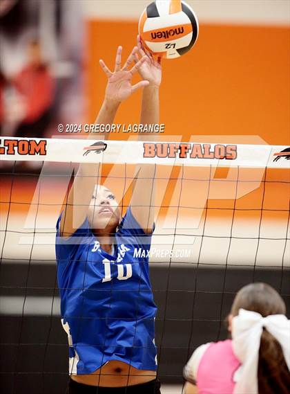 Thumbnail 1 in Sam Houston vs Haltom photogallery.