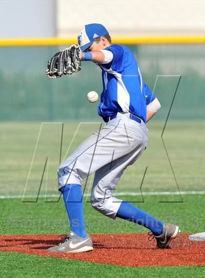 Thumbnail 2 in Windthorst vs Trenton (UIL 1A Region 2 Finals) photogallery.